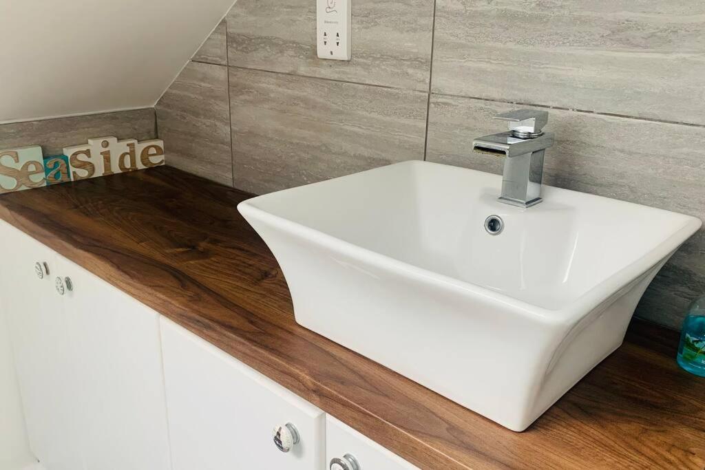 Вилла Love Lancing By The Sea With Optional Large Hot Tub Sleeps Up To 8 & Free Parking Экстерьер фото