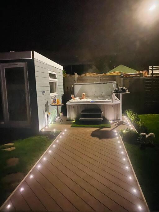 Вилла Love Lancing By The Sea With Optional Large Hot Tub Sleeps Up To 8 & Free Parking Экстерьер фото
