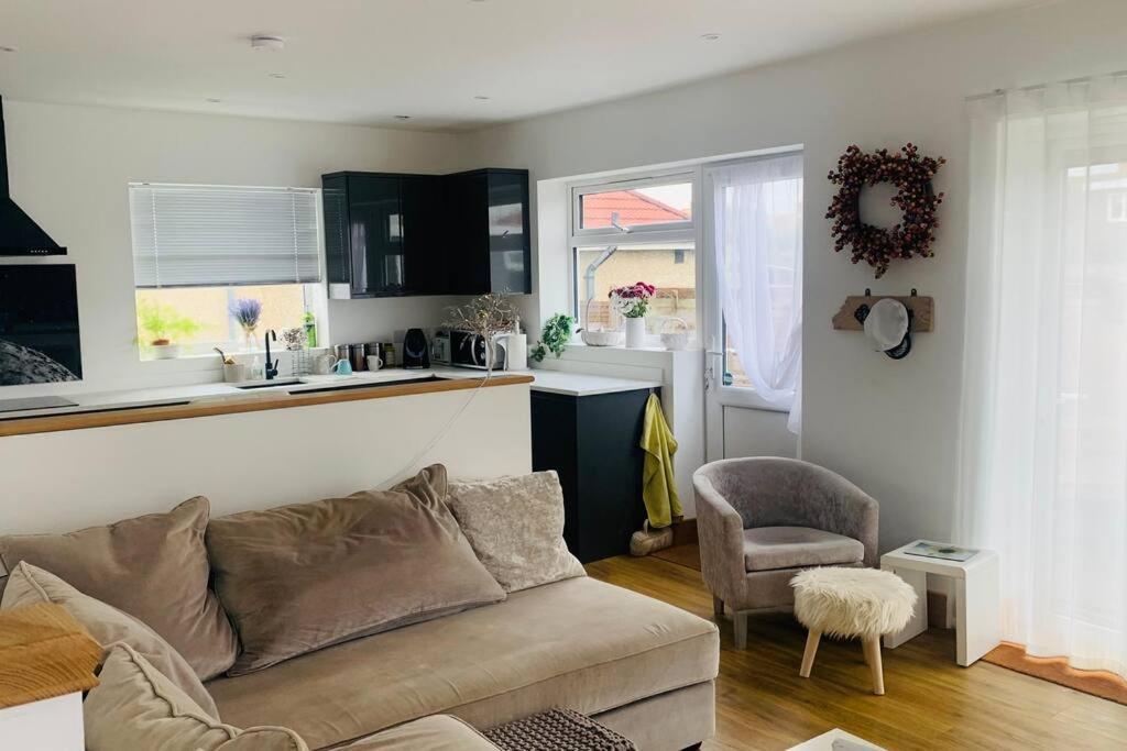 Вилла Love Lancing By The Sea With Optional Large Hot Tub Sleeps Up To 8 & Free Parking Экстерьер фото